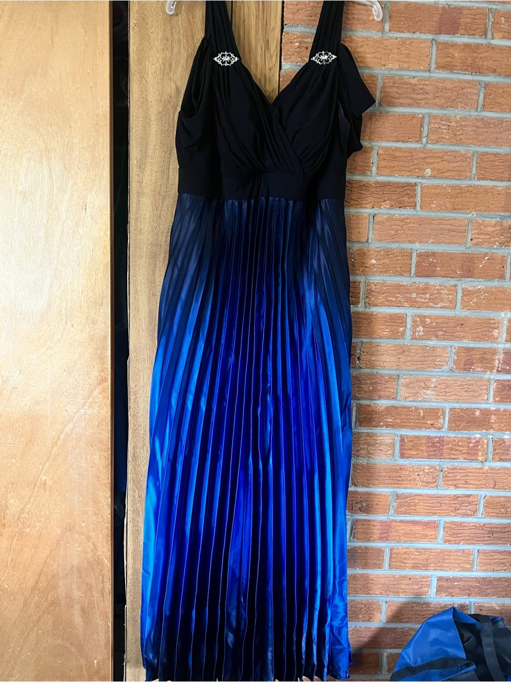Ada Black and blue Pleated V-Neck Dress - Picture 2 of 5